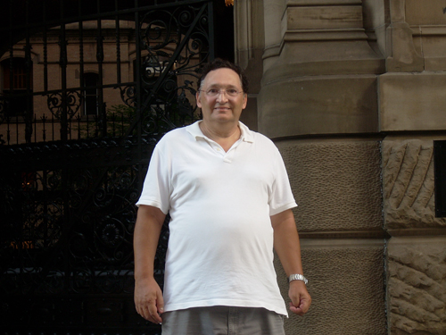 Roger Chartier in front of John Lennon and Yoko Ono's houe - www.RogerChartier.com